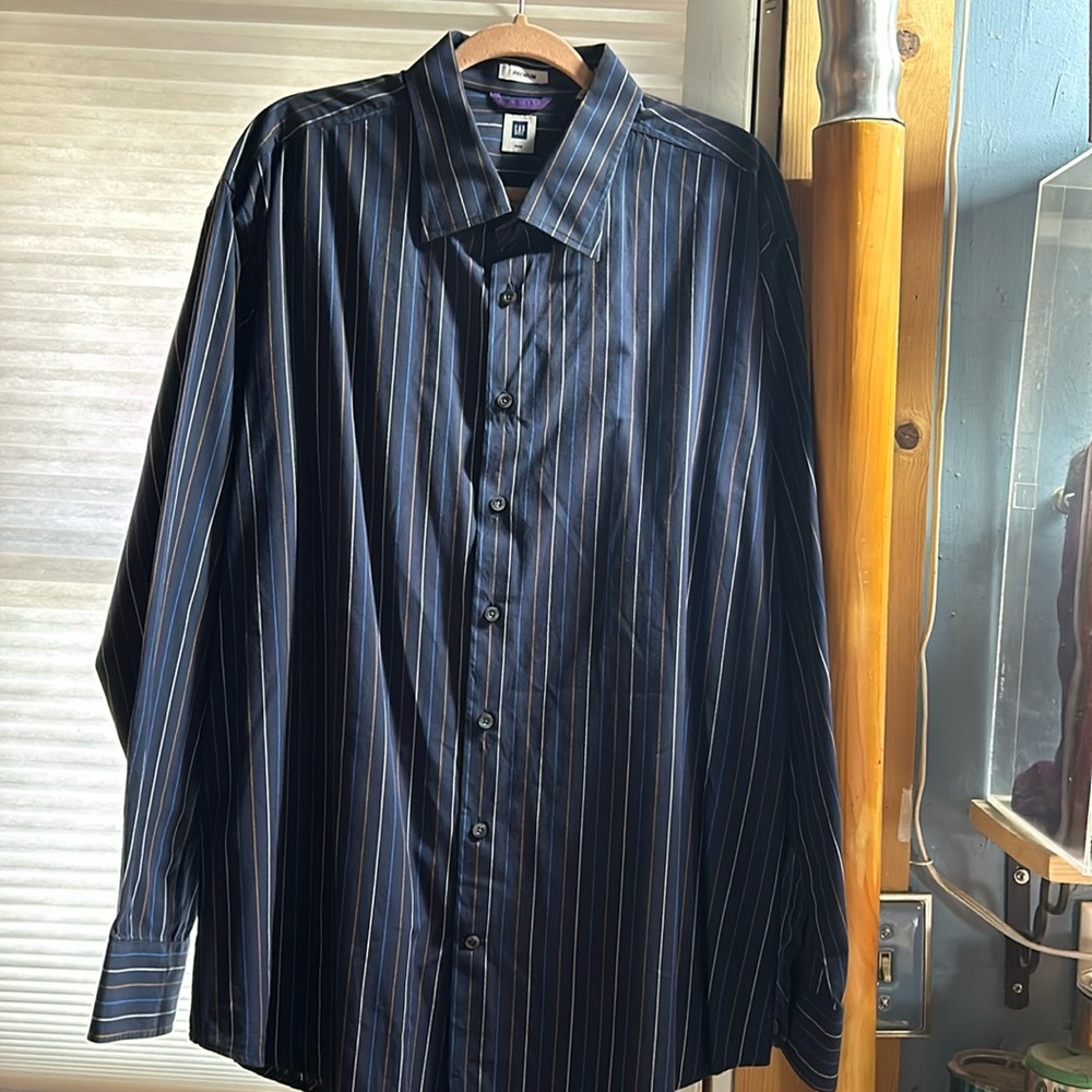 GAP men’s long sleeve shirt, size XXL.